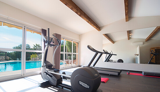 salle de fitness avec cardio-training et sauna